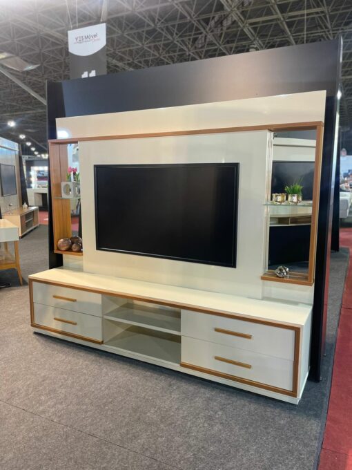 Home Theater até 75” Leni Off White/Cedro Natural – EDN MÓVEIS
