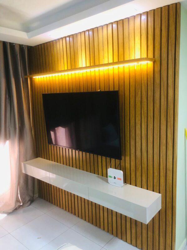 Home até 85″ Nobre Ripado 230×250 (Com Nicho) – GELIUS – SR RUF