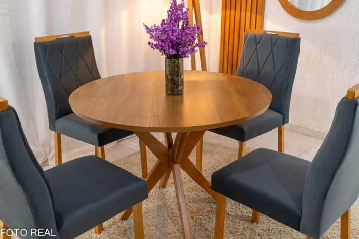 Mesa de Jantar Simpatia Tampo Redondo 108×108 Cinamomo JCM 4 Cad. Lisboa Veludo Cinza 507 Madeira Maciça Art Assento - Entregue Montada(rufer) - Imagem 4