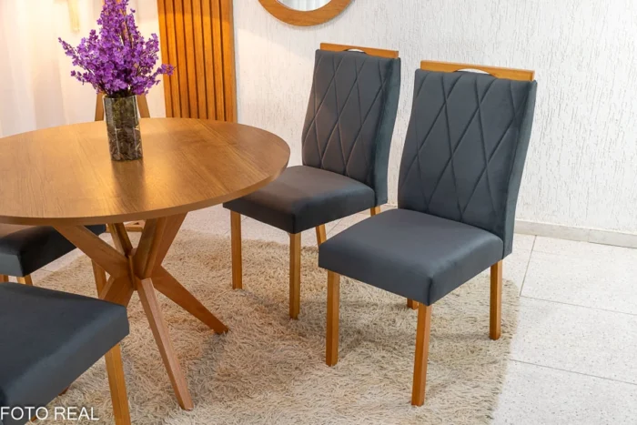 Mesa de Jantar Simpatia Tampo Redondo 108×108 Cinamomo JCM 4 Cad. Lisboa Veludo Cinza 507 Madeira Maciça Art Assento - Entregue Montada(rufer) - Imagem 5