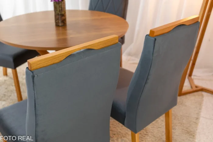 Mesa de Jantar Simpatia Tampo Redondo 108×108 Cinamomo JCM 4 Cad. Lisboa Veludo Cinza 507 Madeira Maciça Art Assento - Entregue Montada(rufer) - Imagem 6
