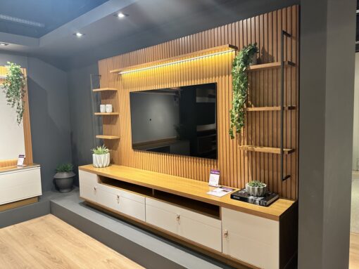 Painel + Rack + Dois Módulos Laterais Ouro Preto Nature/Off White – LINEA BRASIL Altura: 198 cm Largura: 268 cm Profundidade: 41 cm (tt)