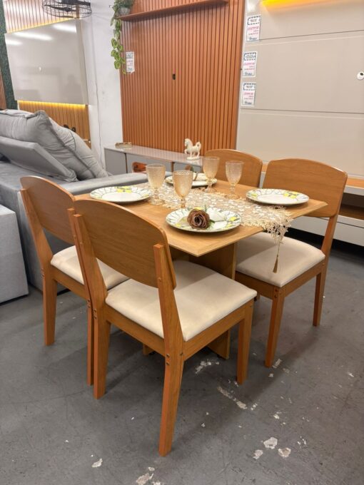 Mesa Pérola 120x80 Imbuia Mel (Tampo Viena s/vidro) com 4 Cadeiras Havana Veludo Creme – CARVALHO DECOR + RUFATO.T